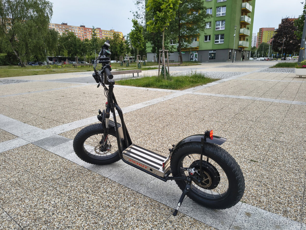 Elektrokoloběžka PERUT BAT, dojezd 88 km, bohatá výbava - 4