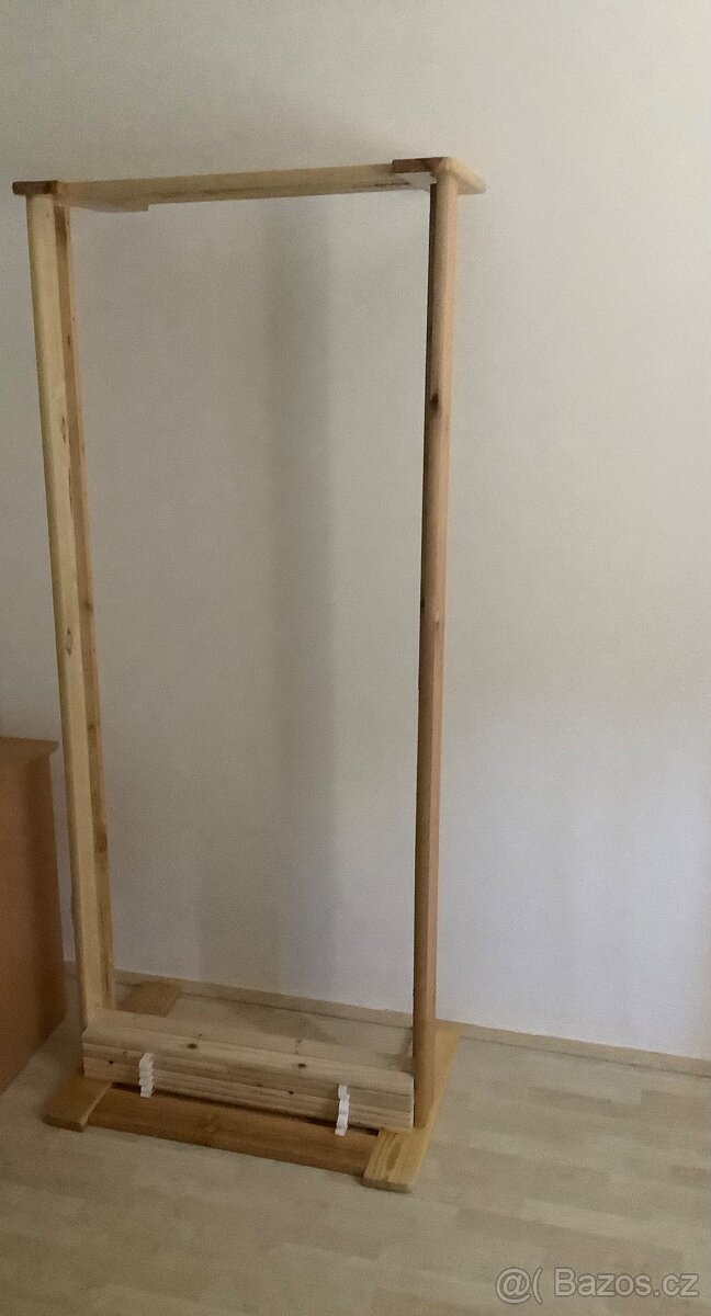 dřevěná postel s roštem. - 4