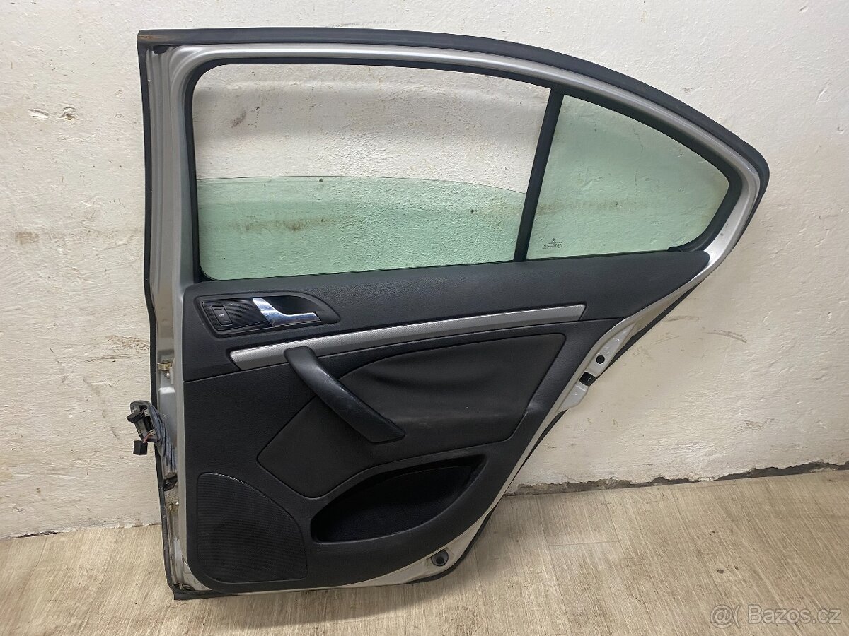 ŠKODA OCTAVIA 2 2004-2013 - PRAVÉ ZADNÍ DVEŘE KOMPLETNÍ 9102 - 4