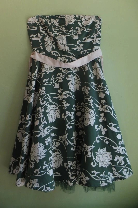 Saténové bílé květinové letní zelené šaty - 4