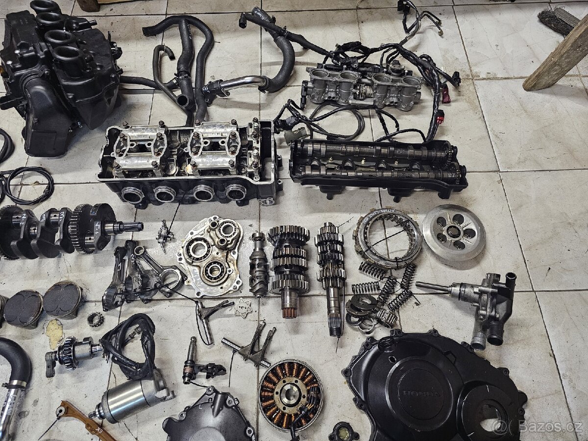Části motoru Honda CB 1000 R cb1000r SC60E - 4