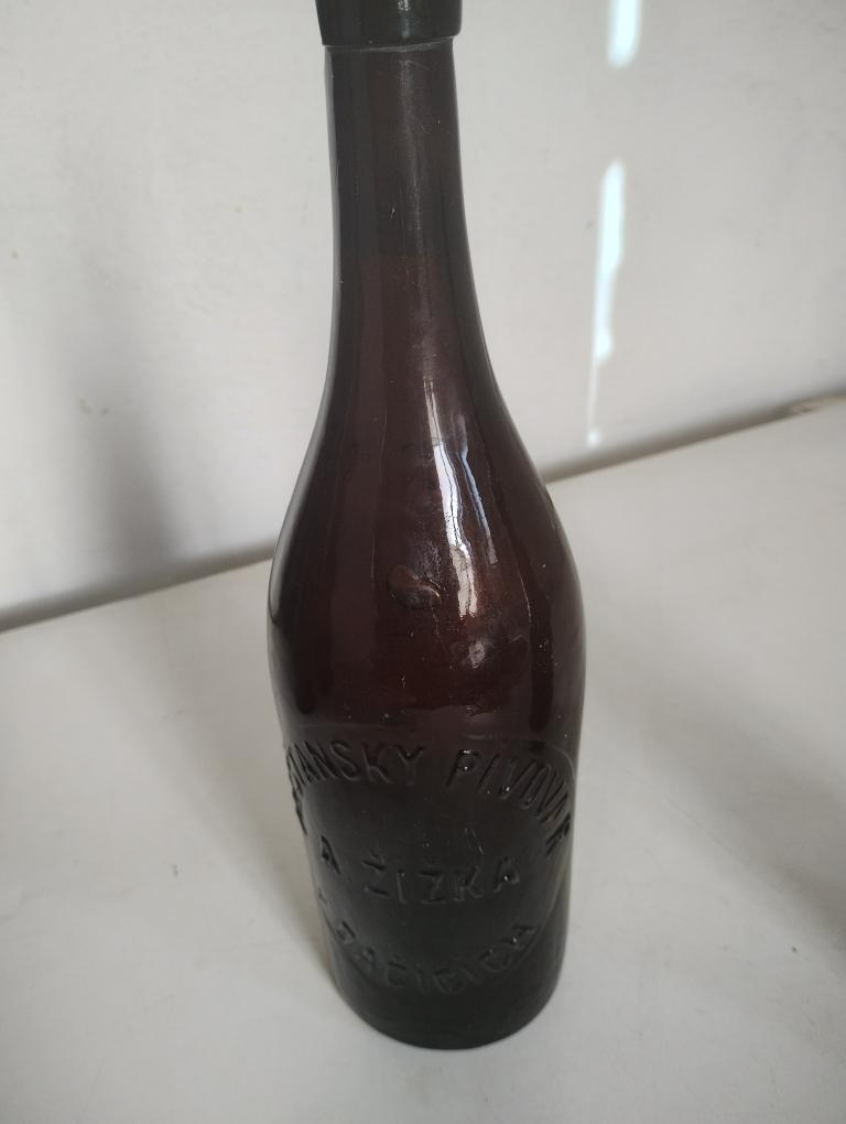 staré pivní lahve a pivní sklo - 4