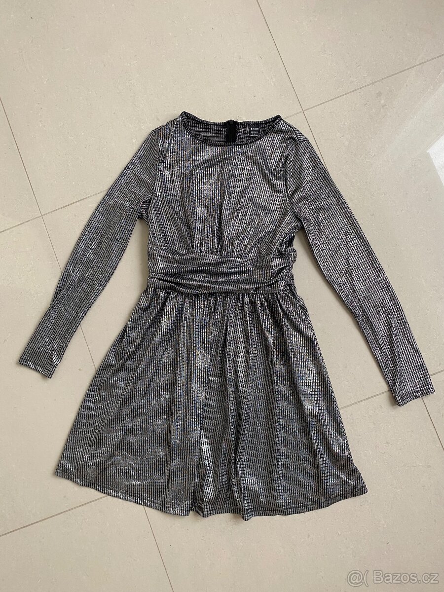 Krásné třpytivé krátké plesové/společenské šaty - 4