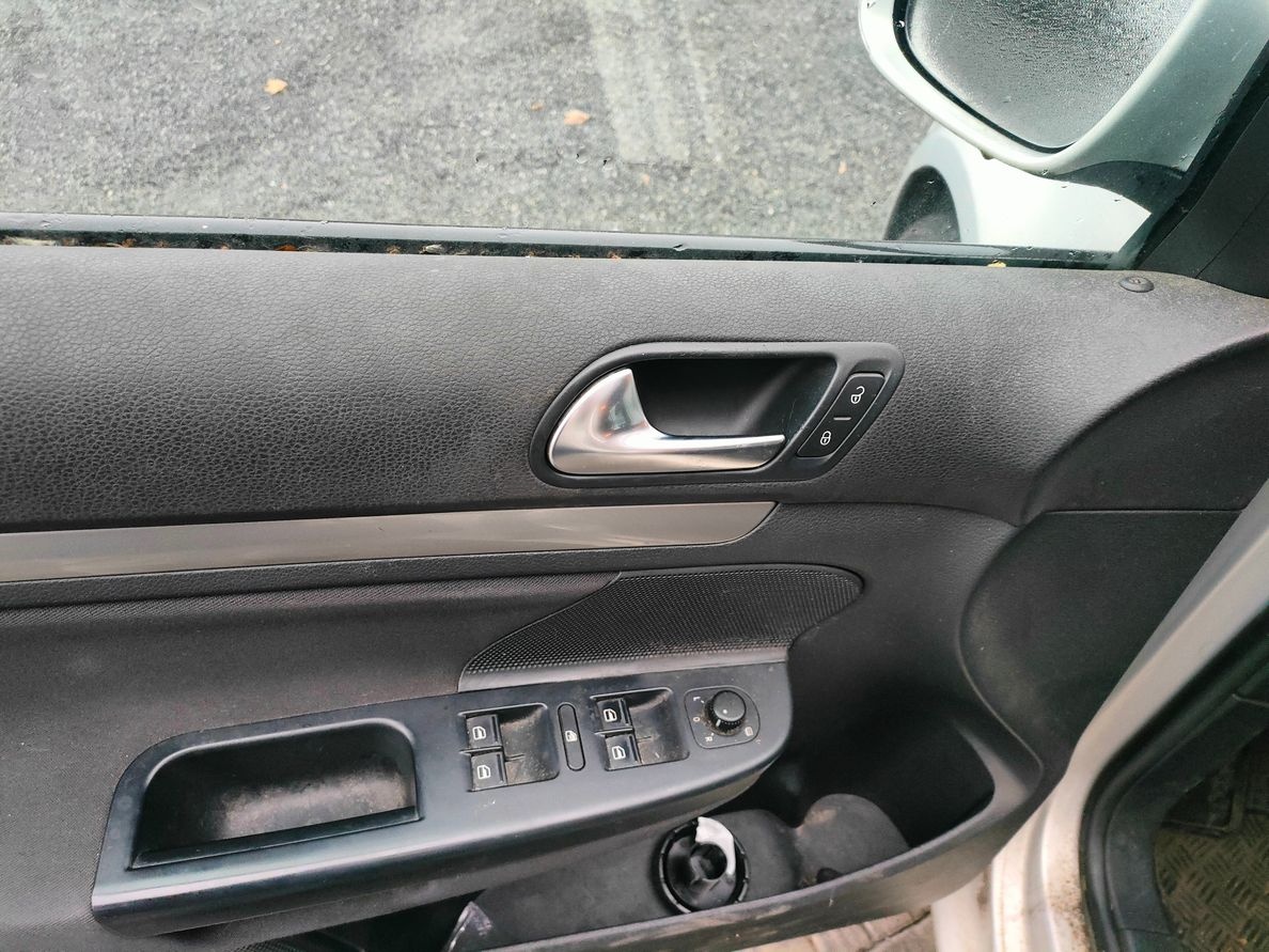 Volkswagen Golf 1.6i 75Kw Klima Tempomat - 4