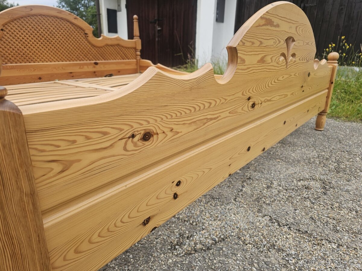 Masivní královská postel 200x200 cm - 4