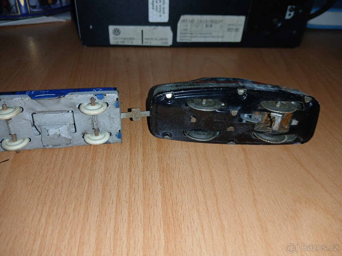 Plechový vláček s vagónkem na klíček - 4