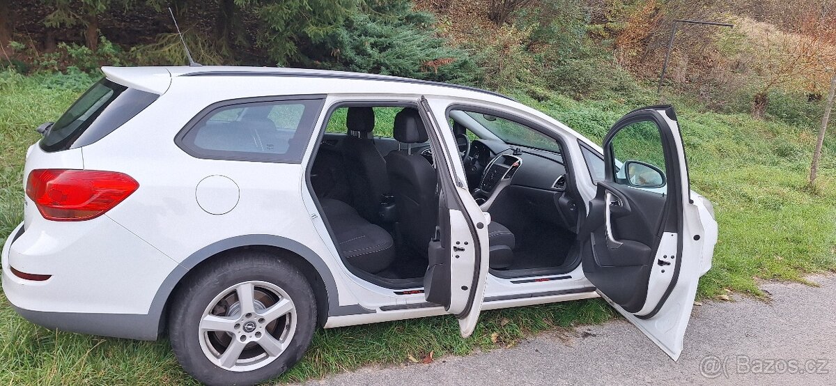 Opel Astra J Sports tourer - 4