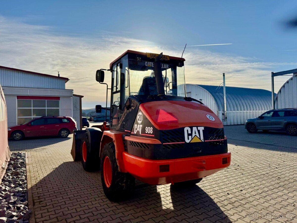 Kloubový nakladač CAT 908 - 4