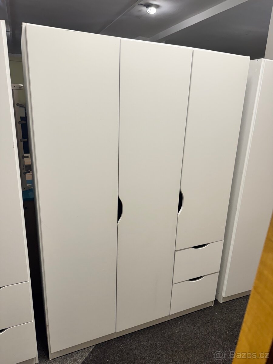3x bílé 3-dveřové šatní skříně s policemi a šuplíky - 4