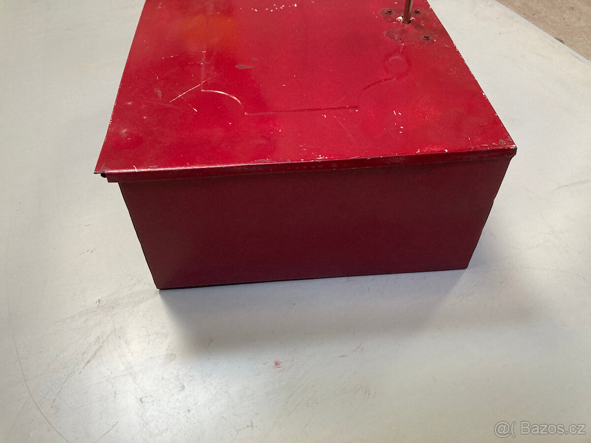 Skříňka plechová nástěnná závěsná uzamykatelná za 300 kč - 4