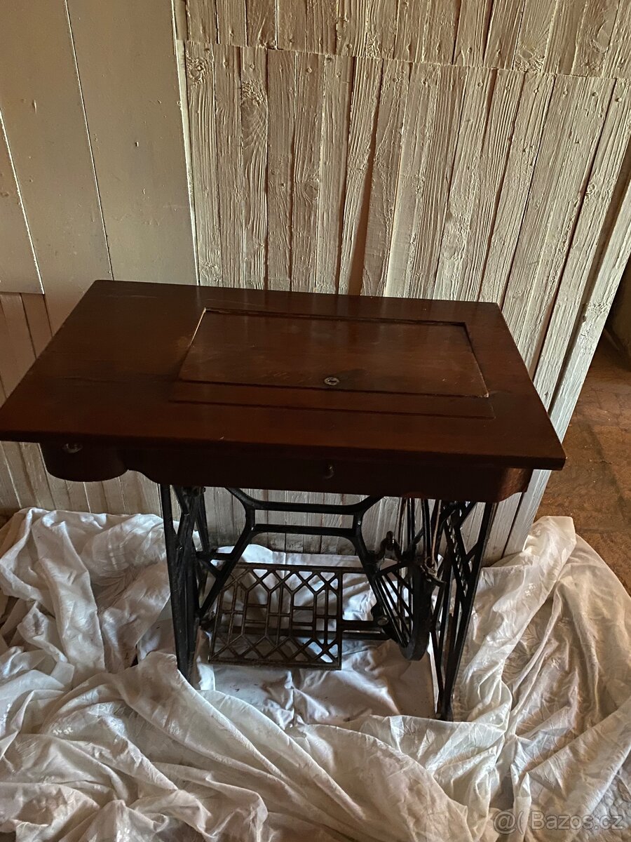 Starý šicí stroj Minerva - 4