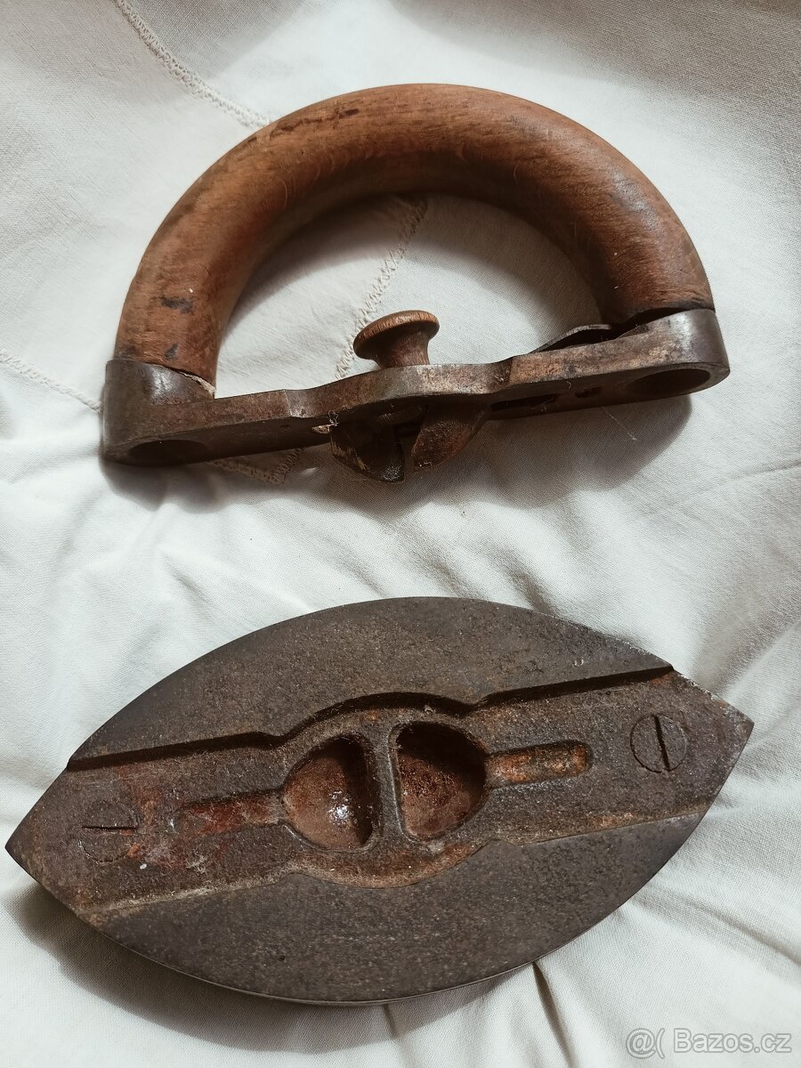 žehlička litinová stará - 4