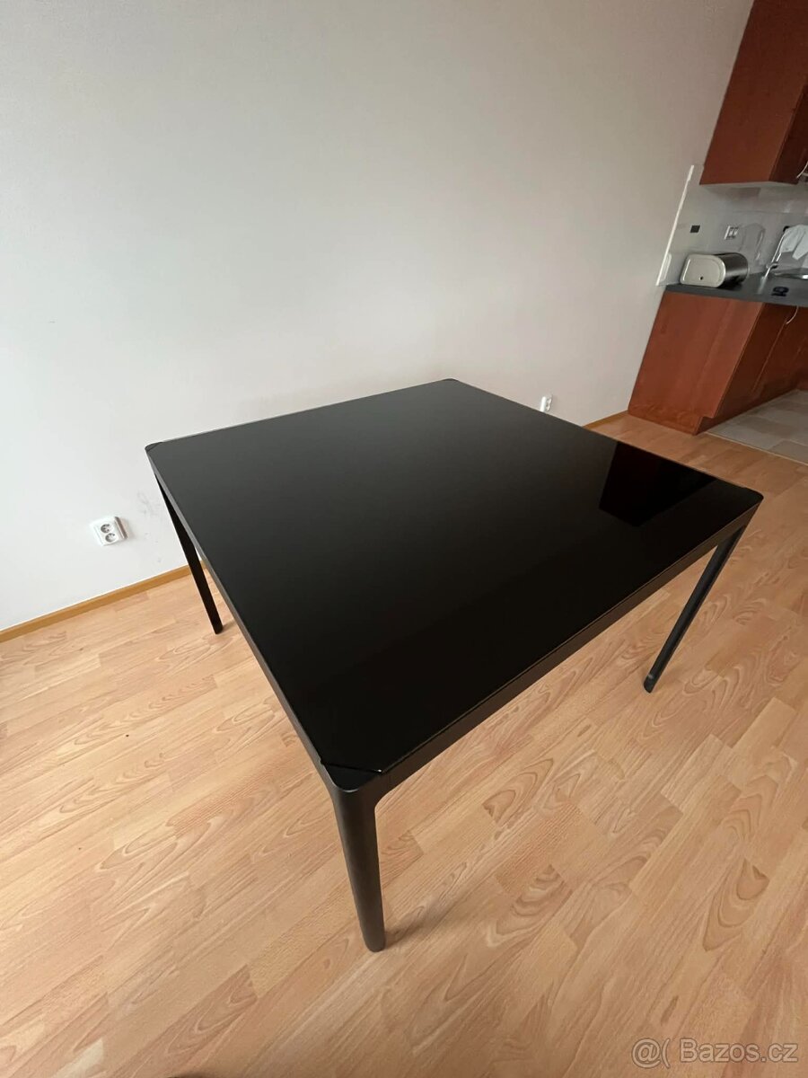 Jídelní stůl + 4 židle - 4