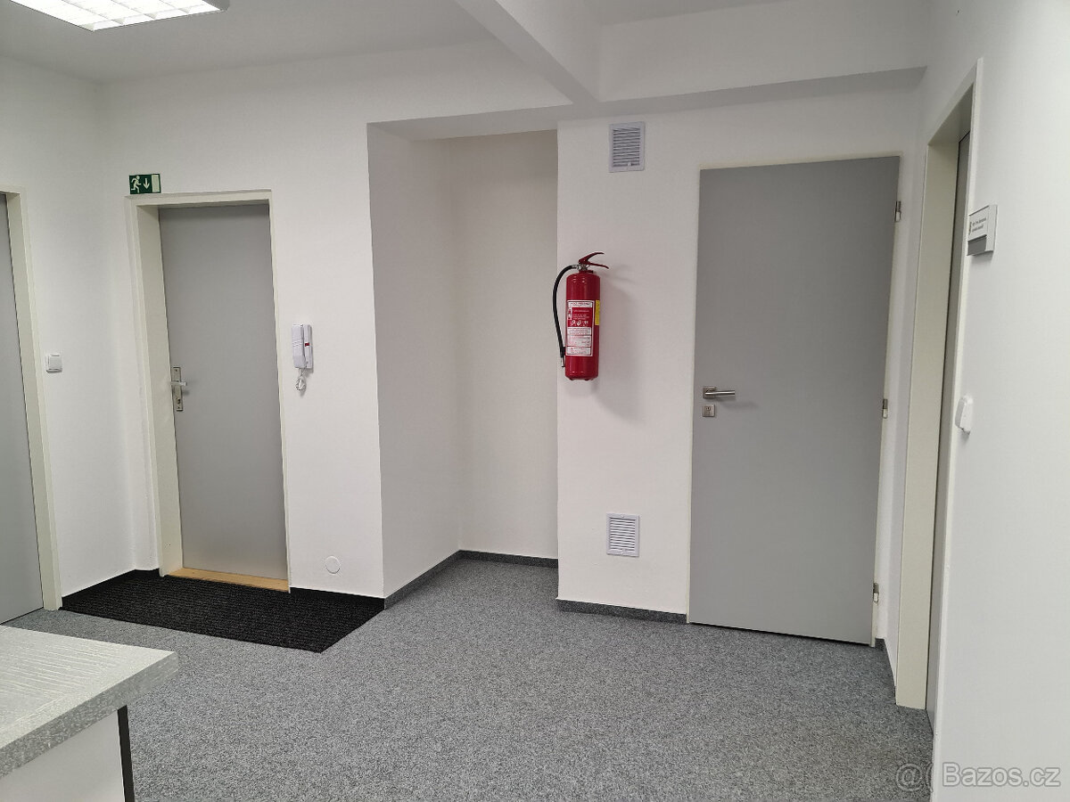 Pronájem kanc. prostor 18,6 m2 + kuch. + WC + Sprcha - 4