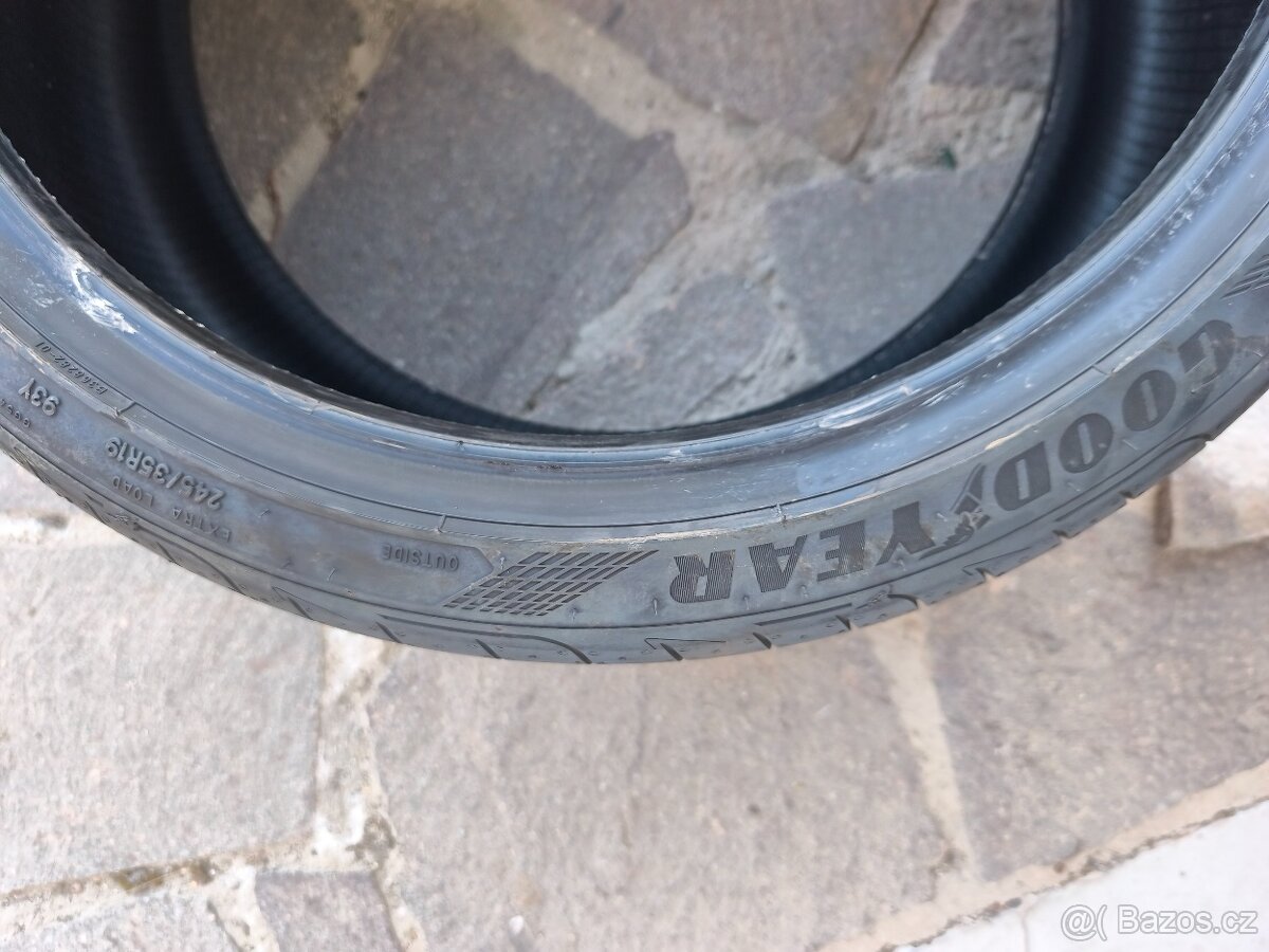 245/35 R19 Goodyear - 4