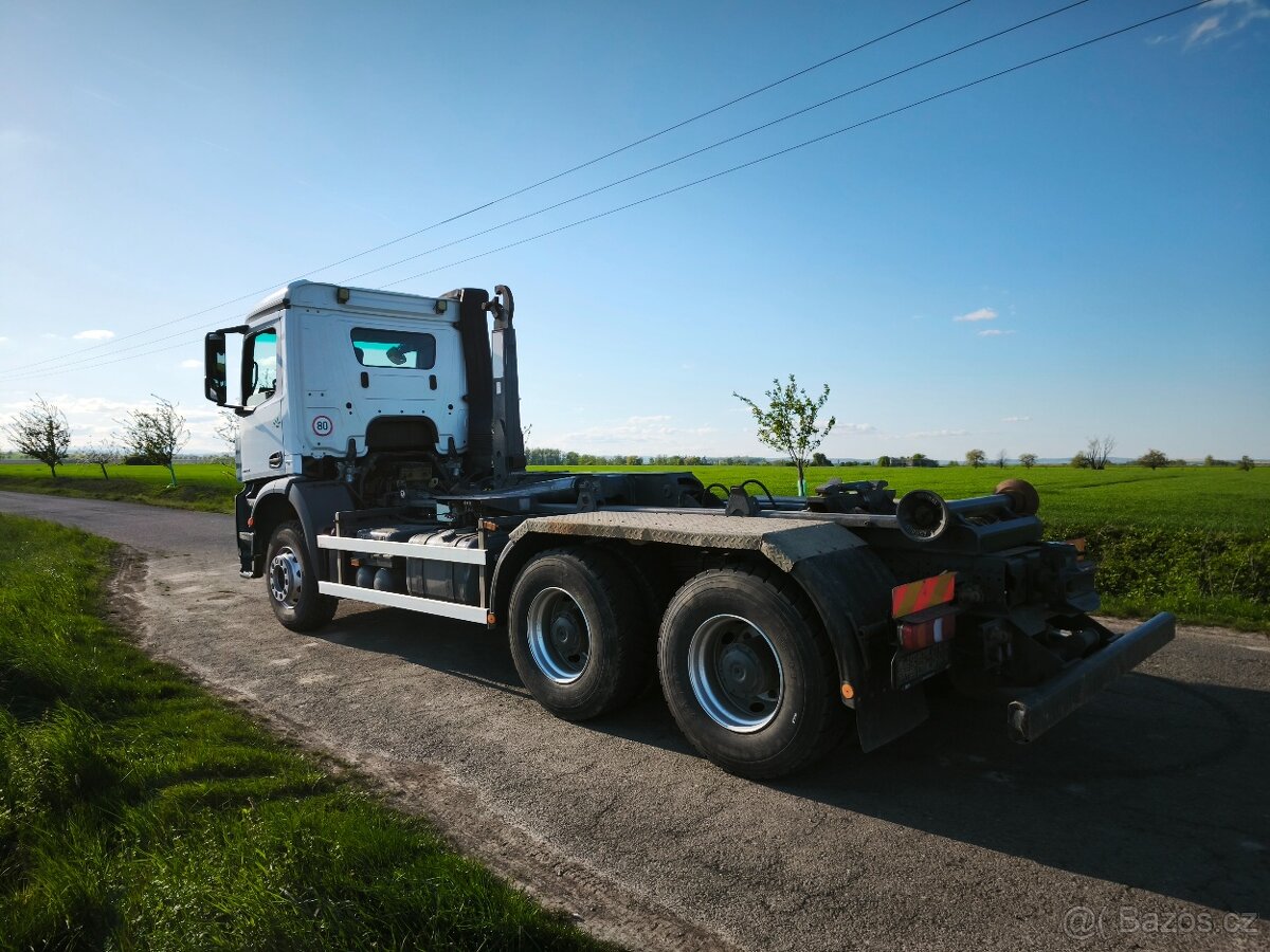 Mercedes Arocs 2645 kontejner