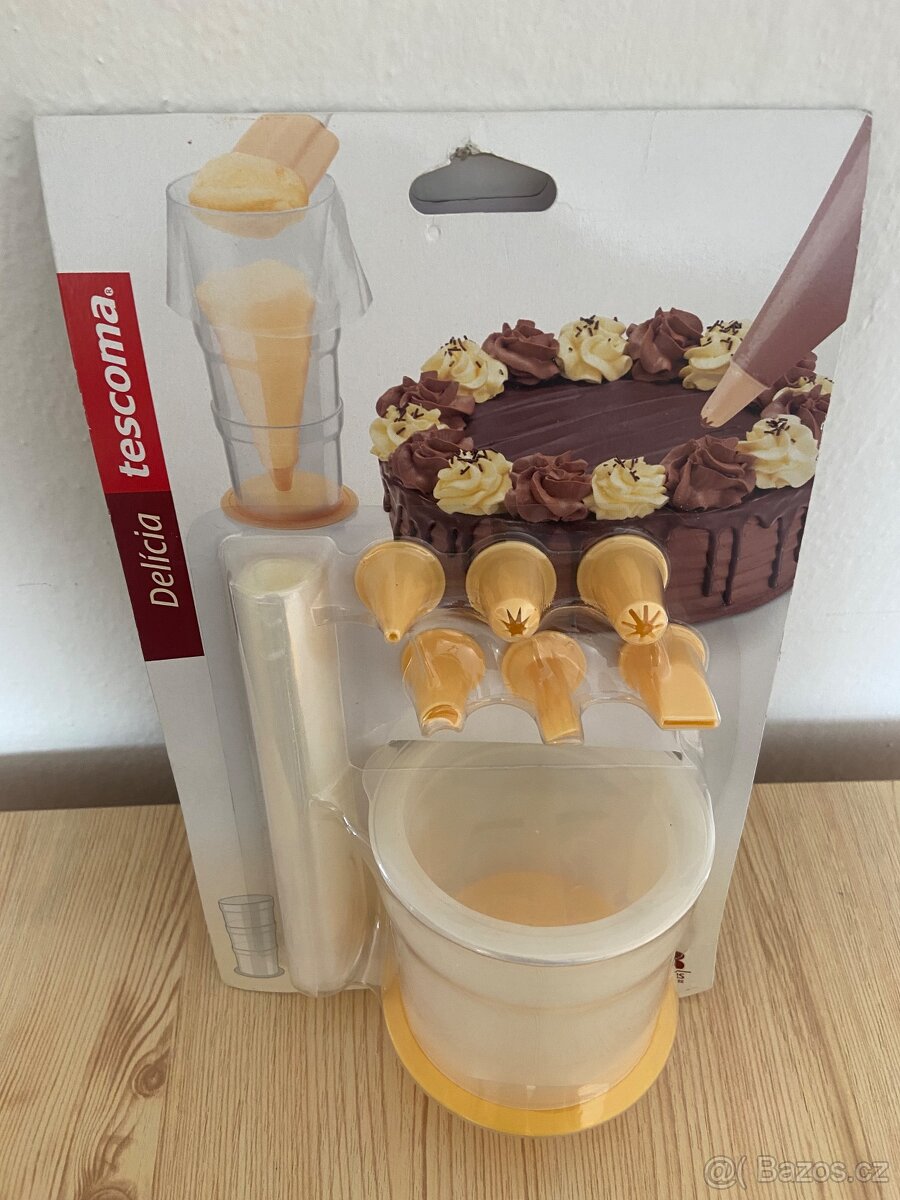 Zdobicí sáček, formičky, váleček na těsto, stojan s tryskami - 4