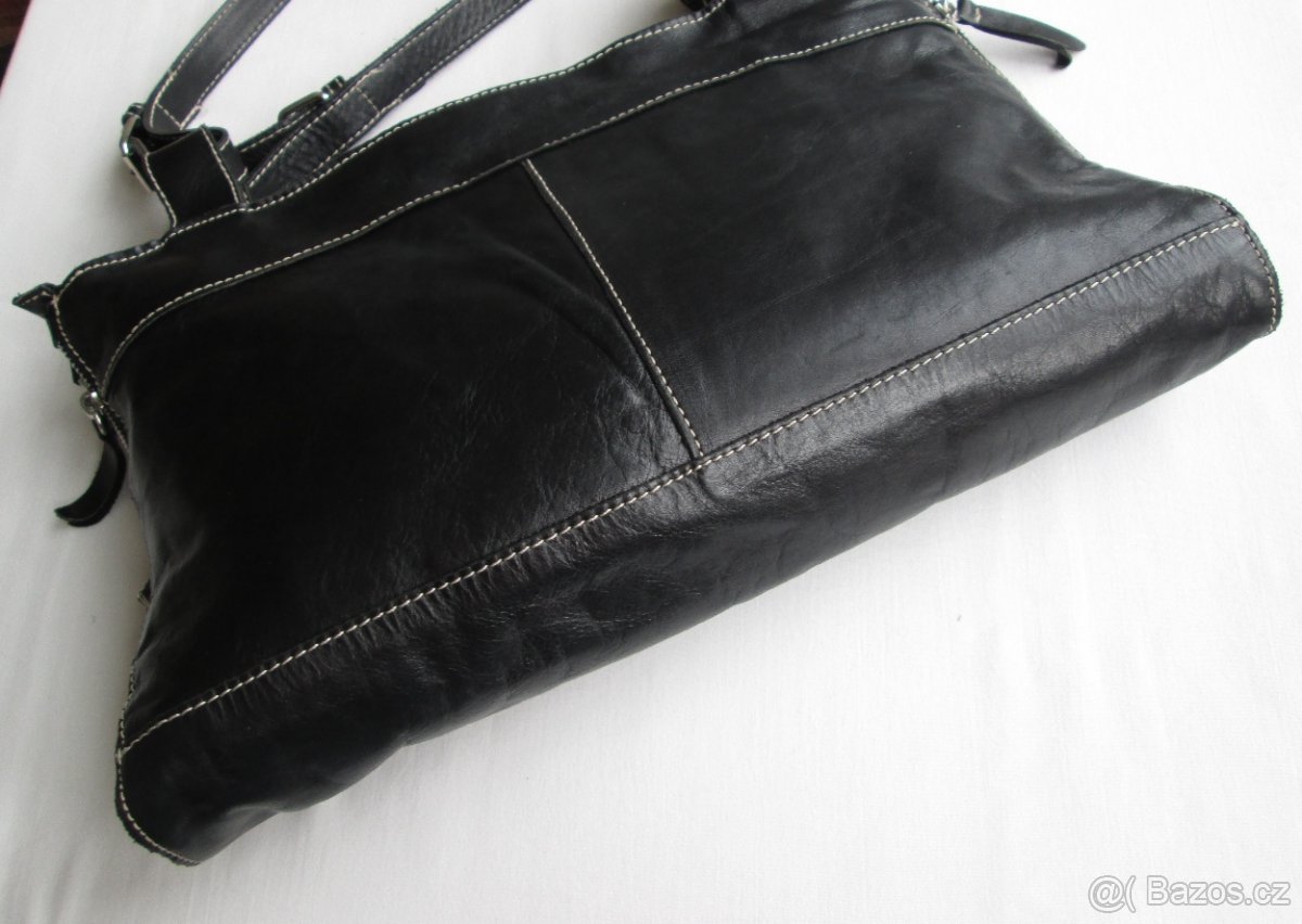Kabelka přes rameno nebo zápěstí, černá kůže. - 4
