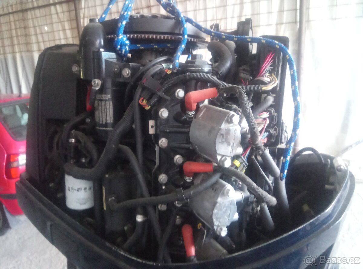 Závěsný motor Evinrude 300 - 4