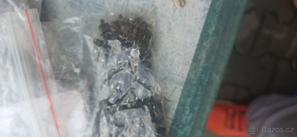 Velké množství součástek - 4