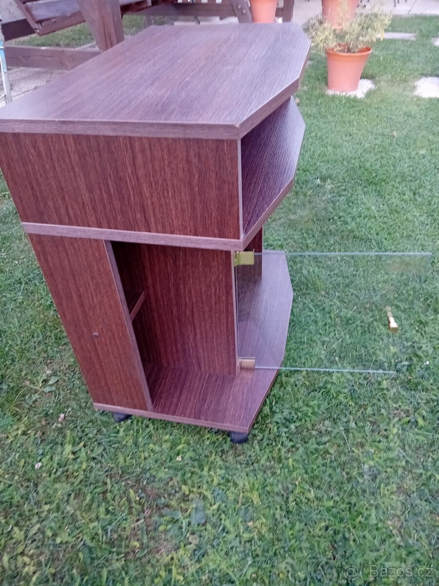 Stolek pod tv - 4
