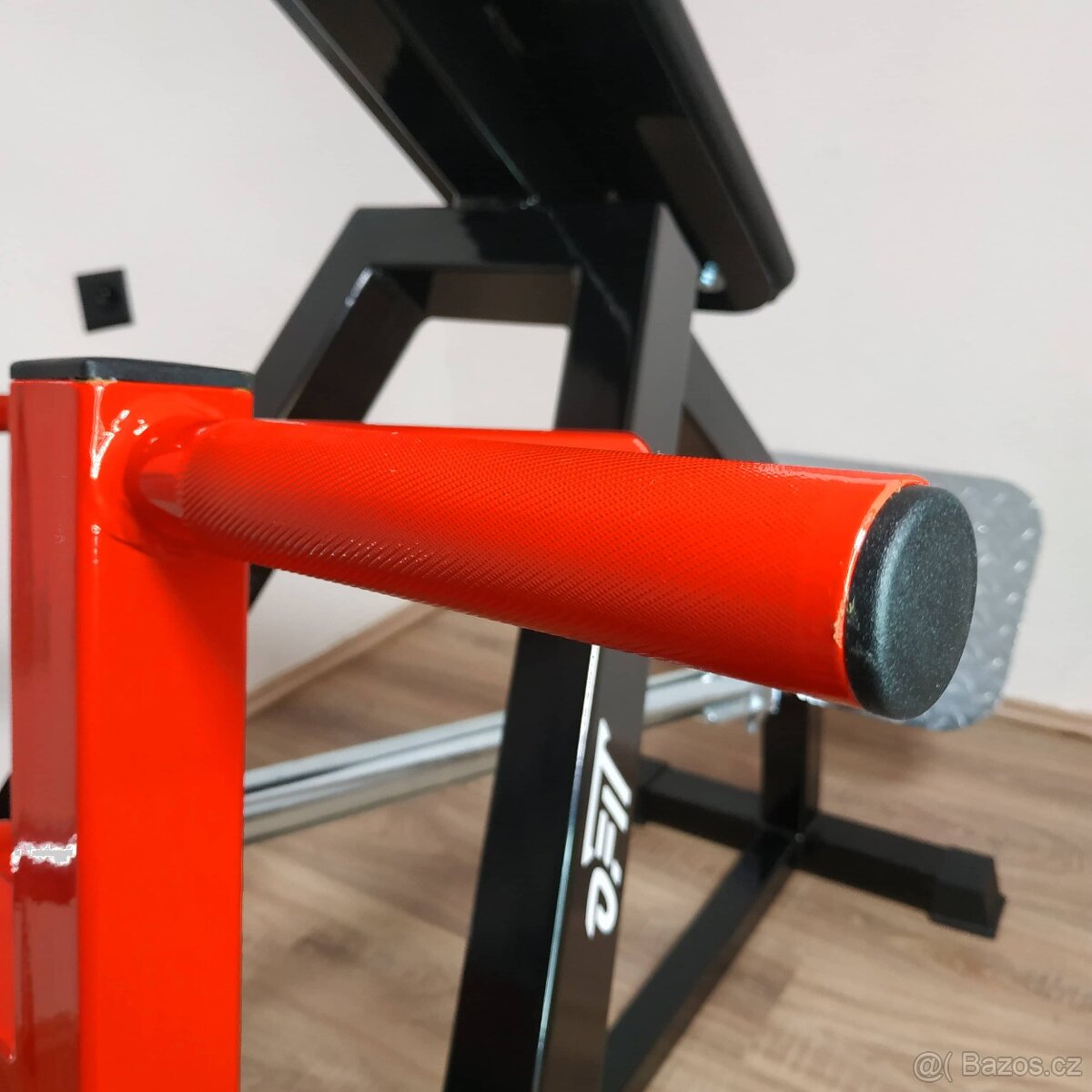 Posilovací stroj na záda T bar s oporou - 4