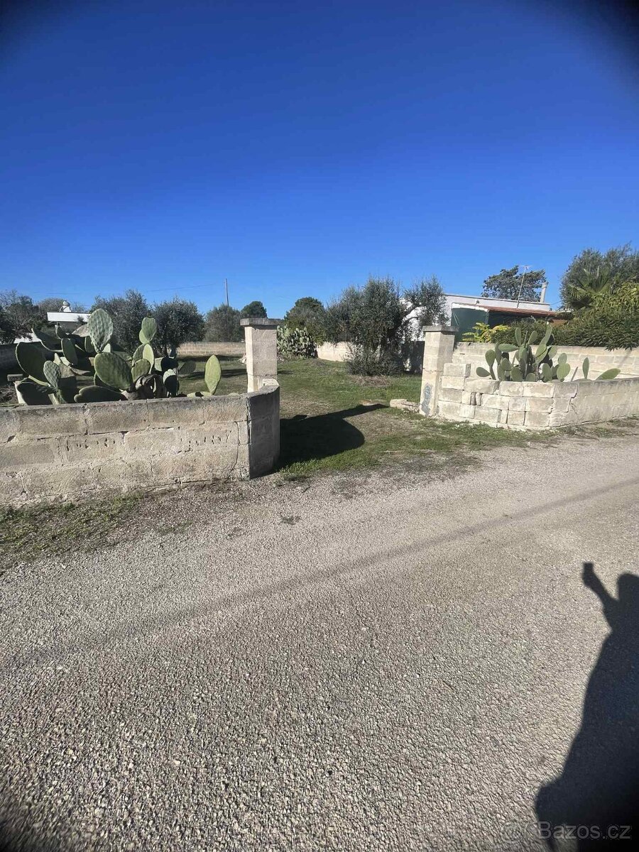 Krásný oplocený pozemek 600 m² se studnou jen 700 m od pláže - 4