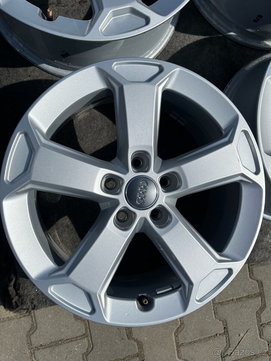 Audi Q2, kola 17" - 4