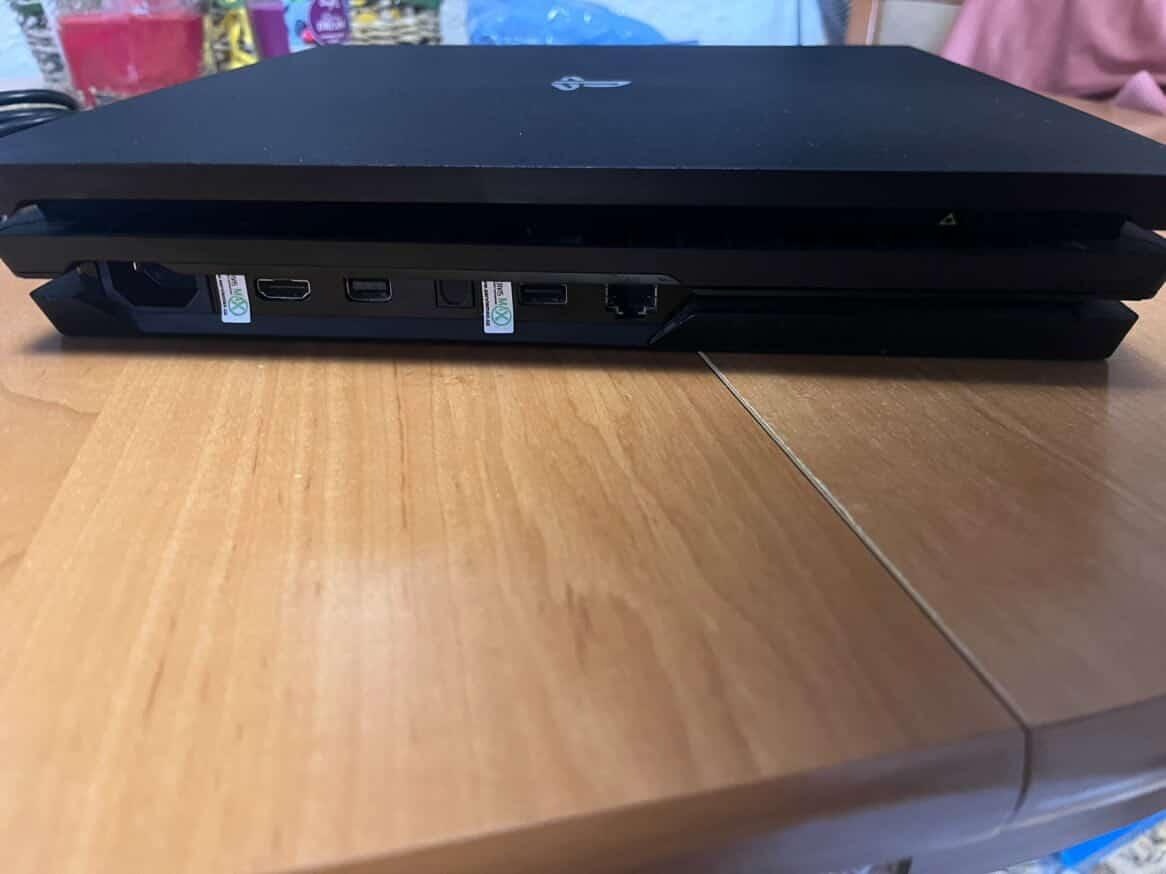 Prodávám PS4 pro - 4