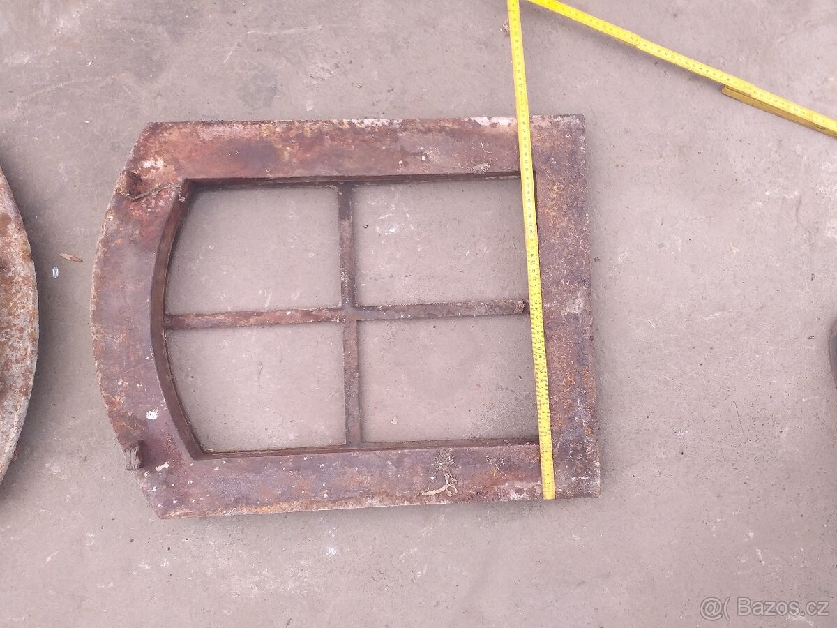 Dvě stará výklopná litinová okna - 4