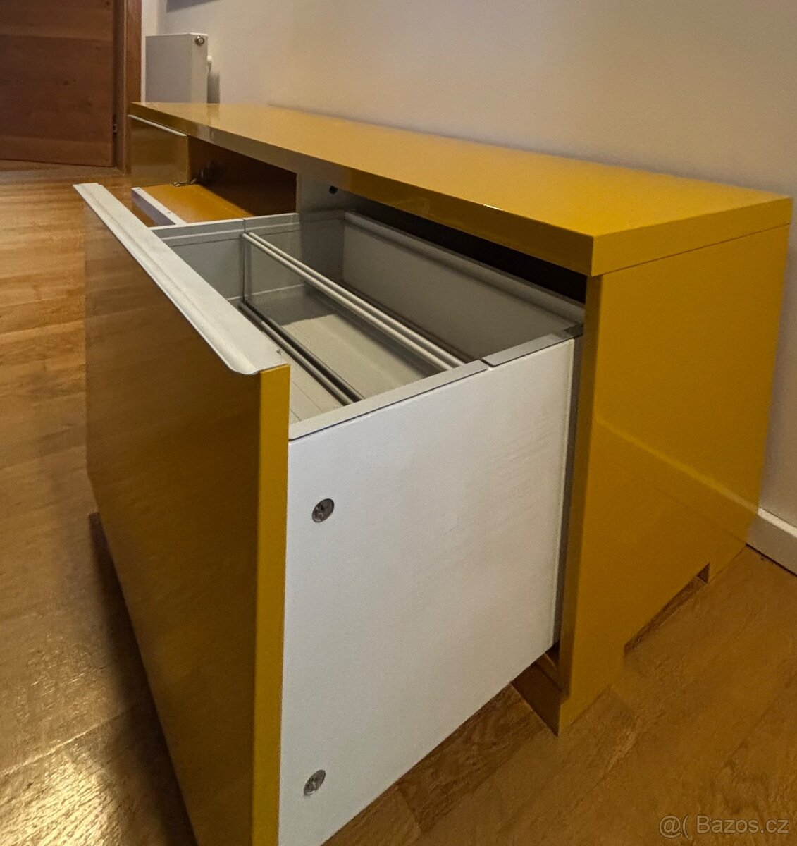 Skříňka pod TV - 4