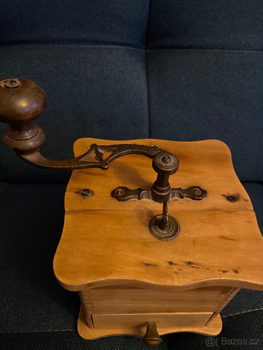 Starožitný vykládaný mlýnek na kávu - 4