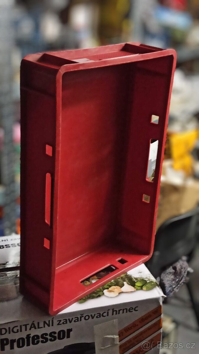 červená plastová přepravka na maso E1 - 4