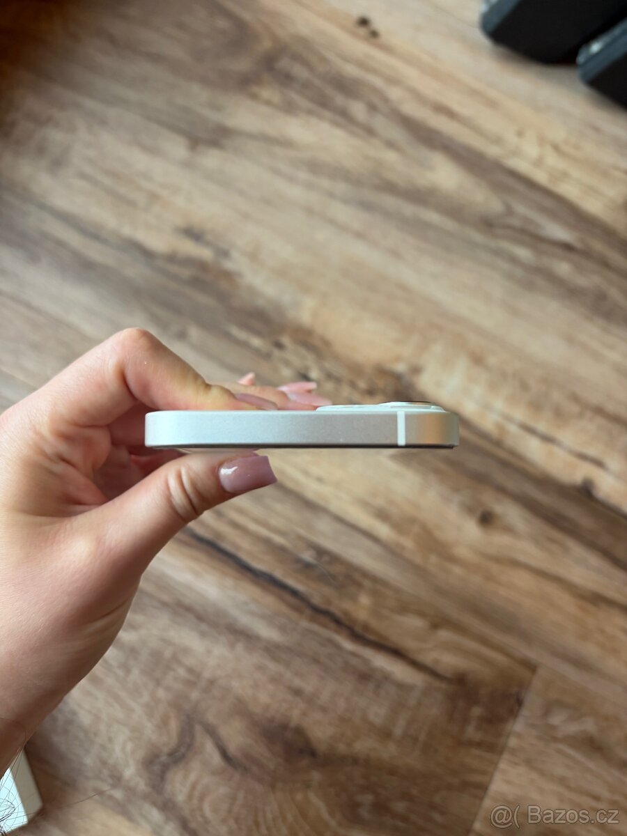 iPhone 13 256 GB bílý - 4