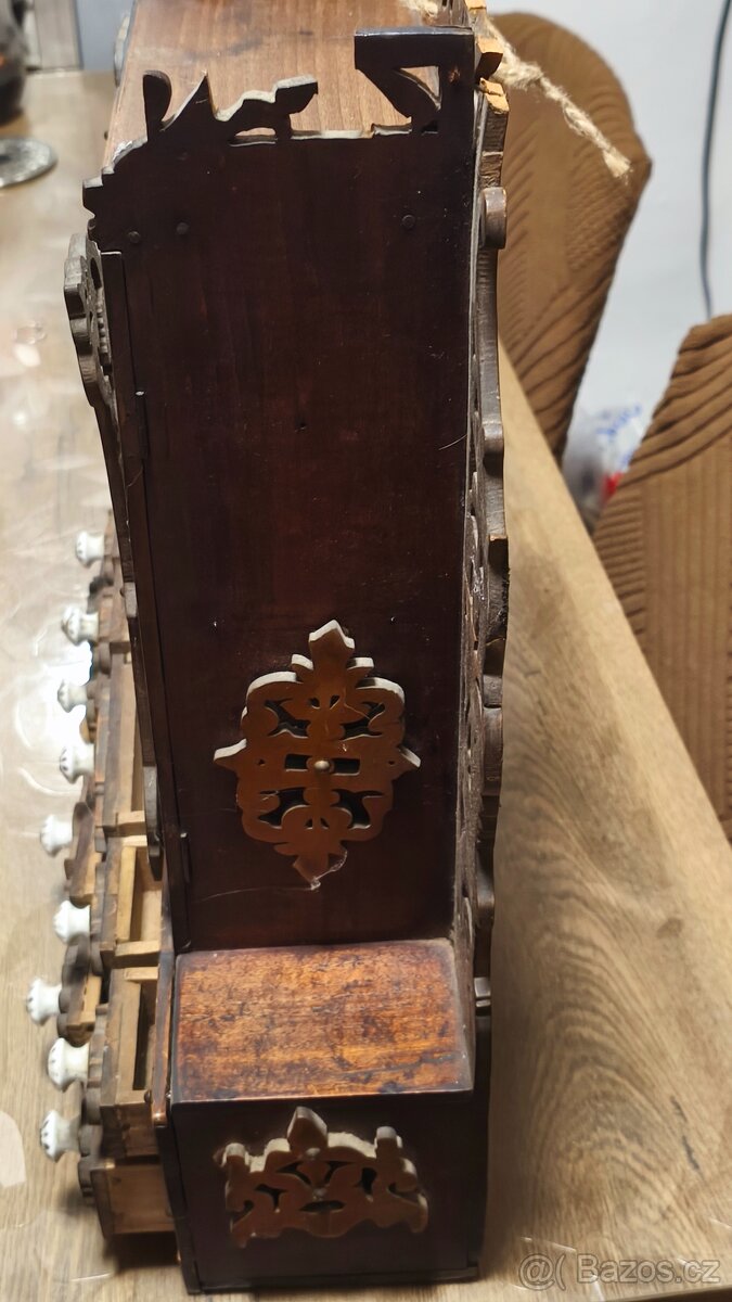 Dřevěná, zdobená skříňka . - 4