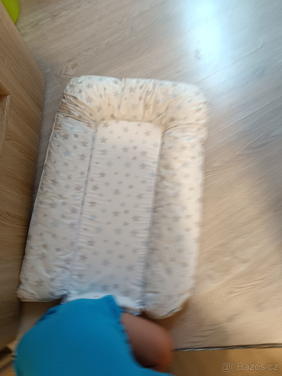 Přebalovací pult s vybavou - 4