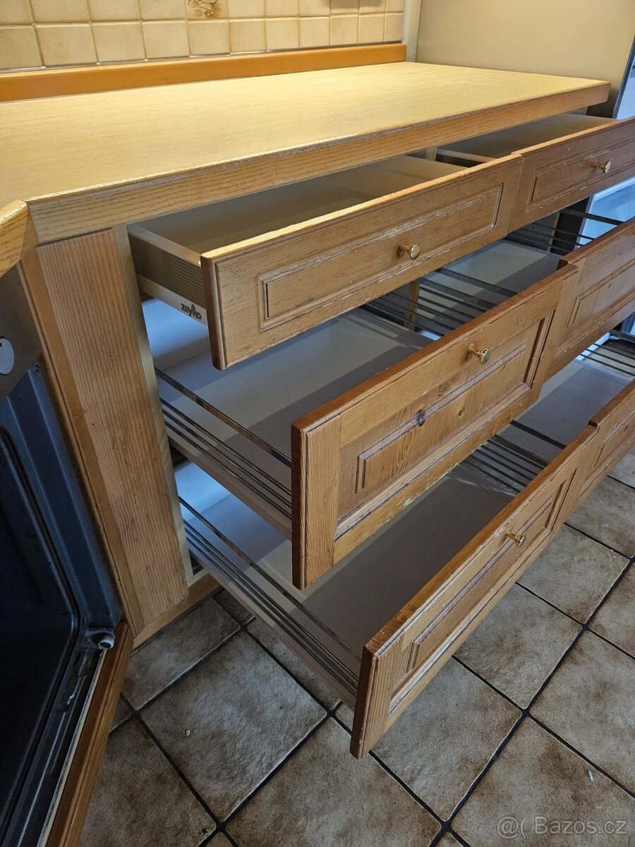 Masivní kuchyňská linka z Německa se spotřebiči - 4