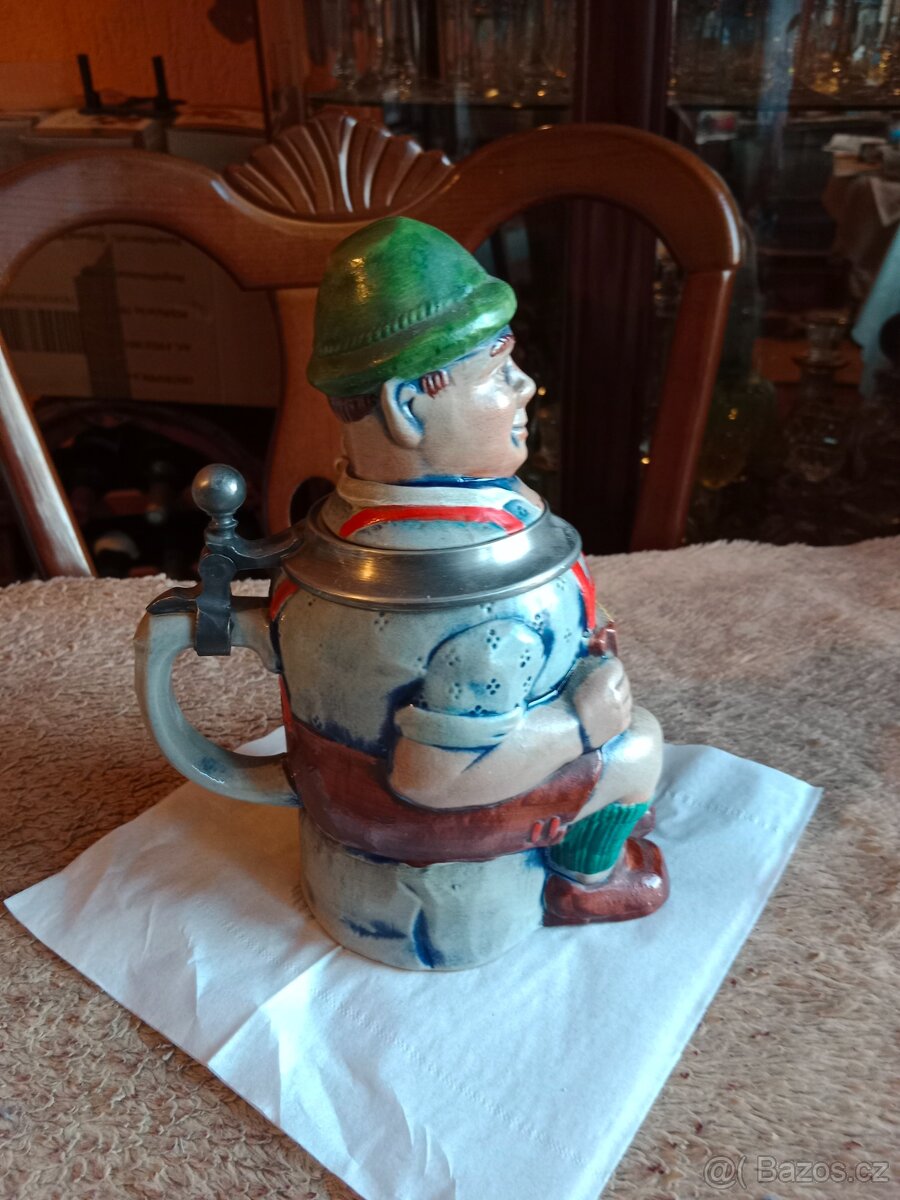 Pěkný,starý ,figurální korbel-harmonikář - 4