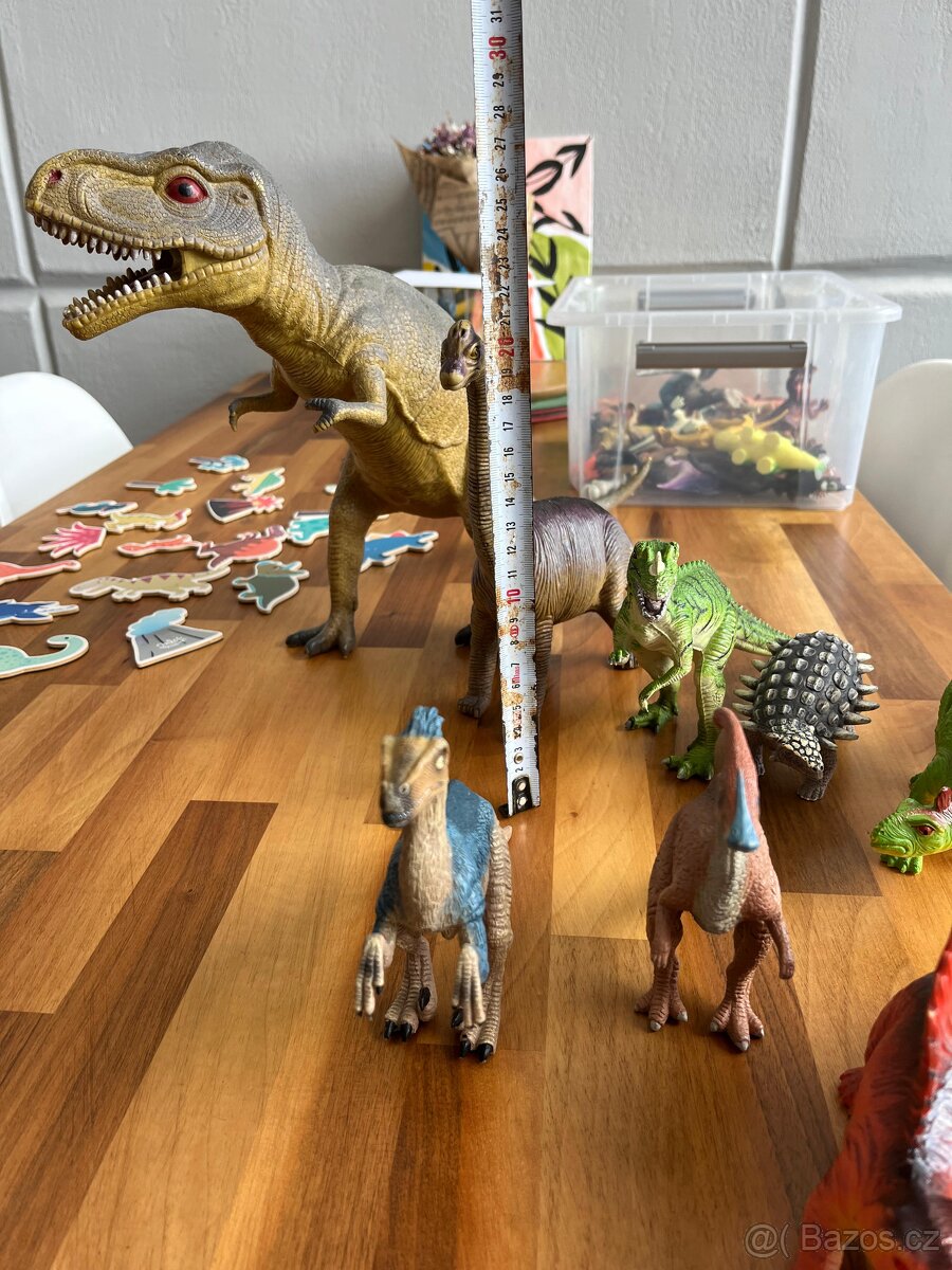 Sada různě velkých dinosaurů - 4