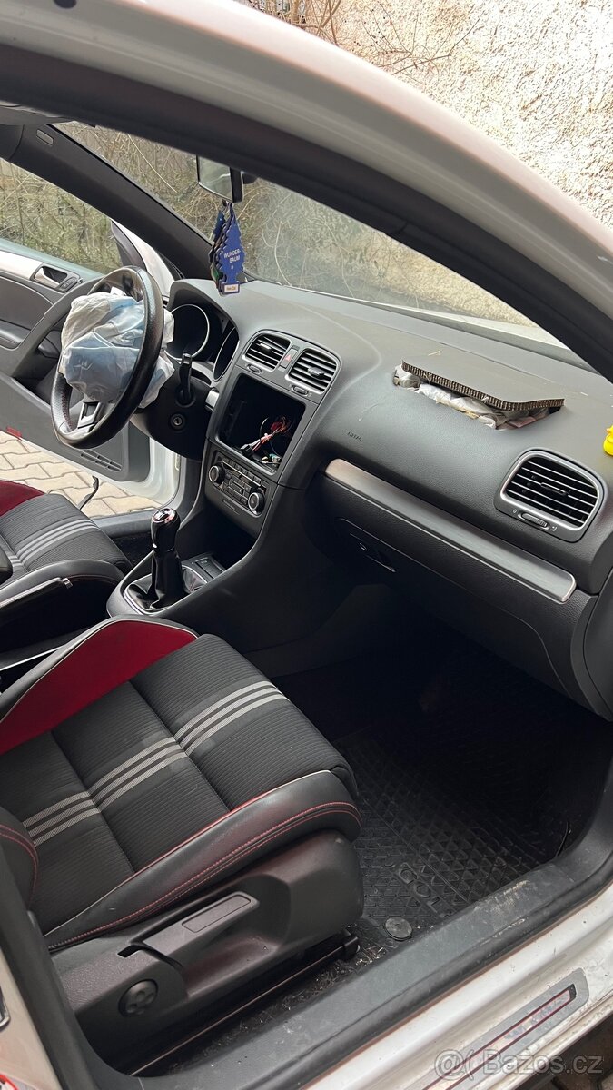 VW Golf VI GTI Adidas Edition - bouraný - 4