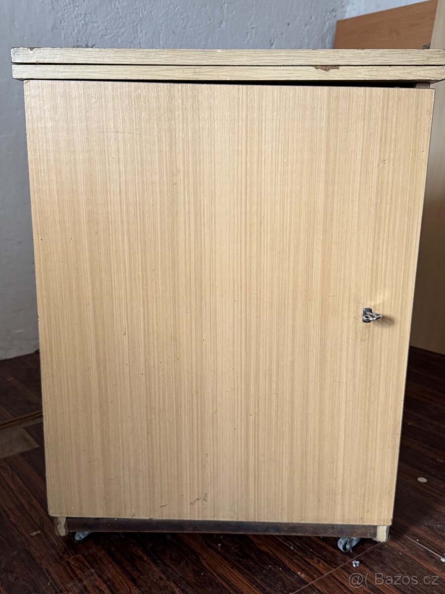 Skříňový šicí stroj Lucznik 438 - 4