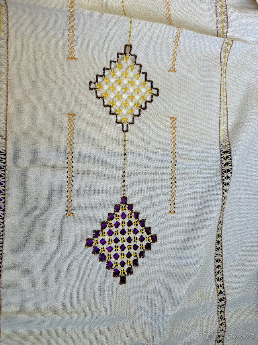 Ručně vyšívaný velký ubrus 156 x 129 cm - 4