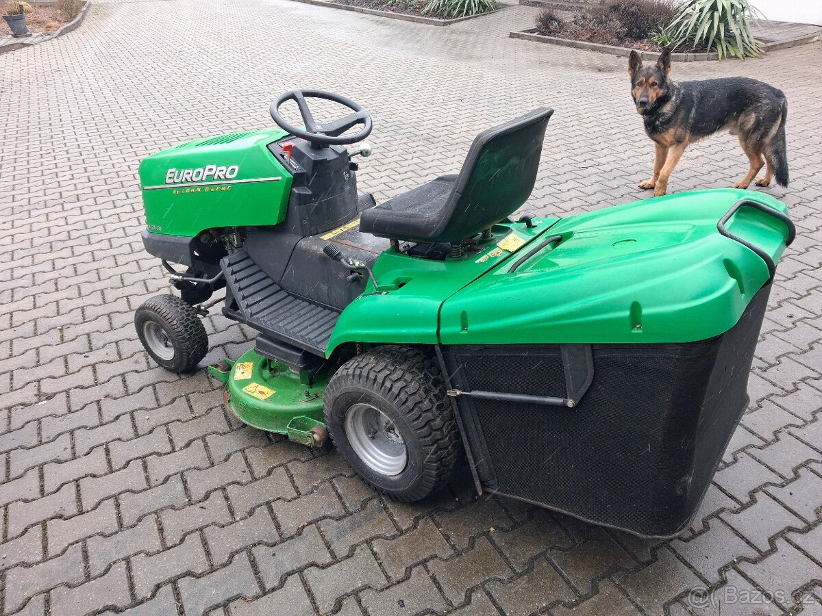 ZAHRADNI TRAKTOR JOHN DEERE - 4