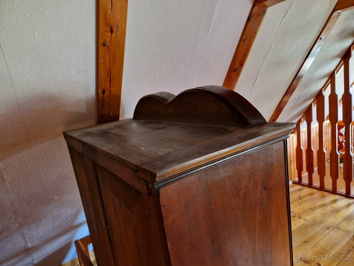 starožitná šatní skříň - 4