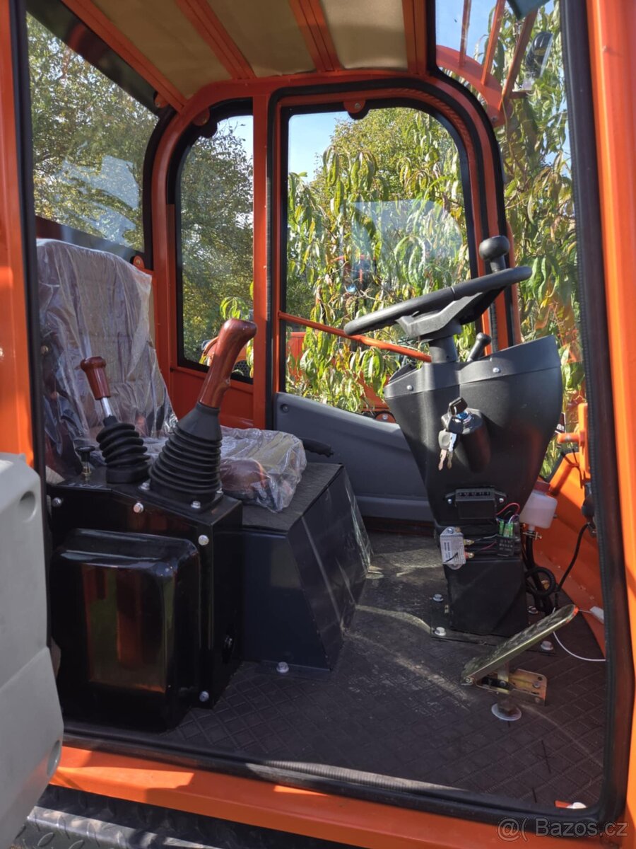 KOLOVÝ KLOUBOVÝ NAKLADAČ 920T - 4