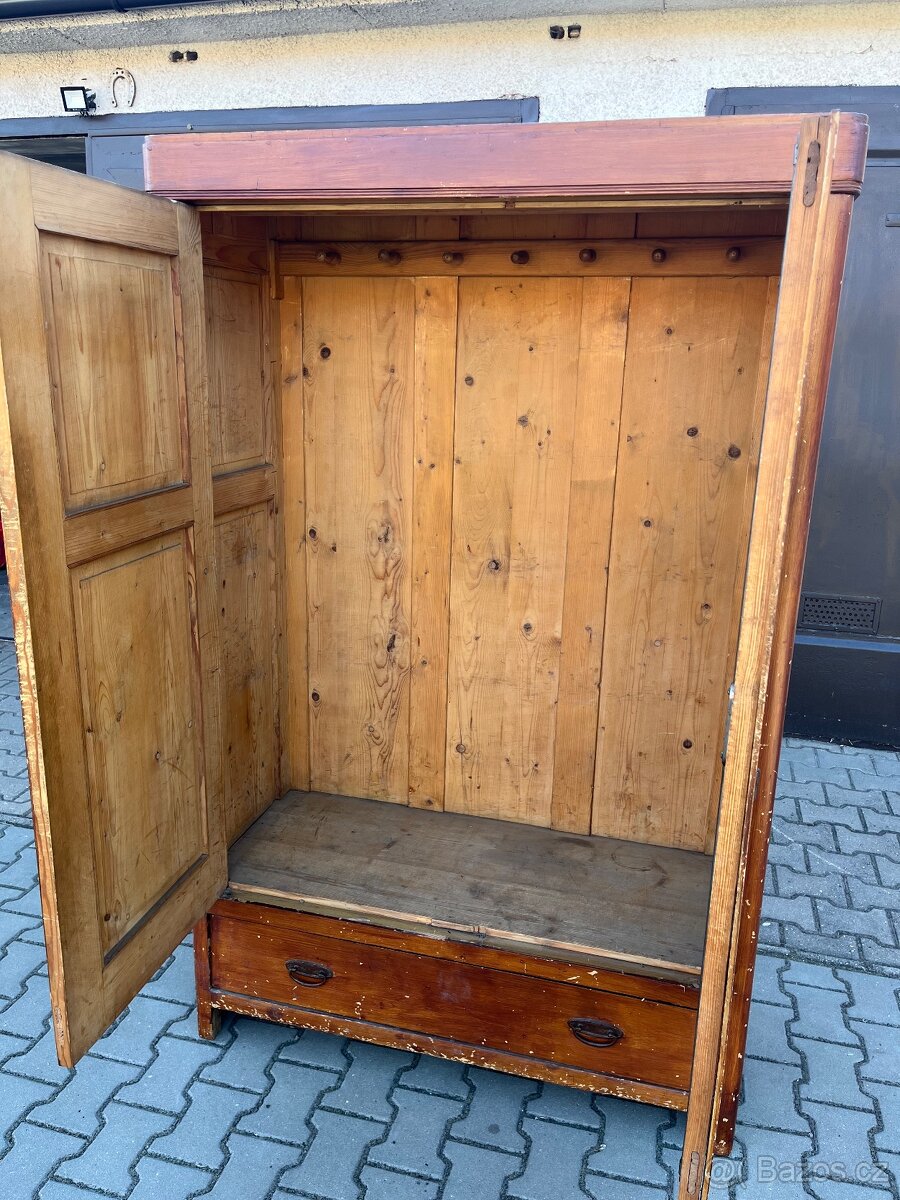 Stará dřevěná skříň s šuplíkem - 4