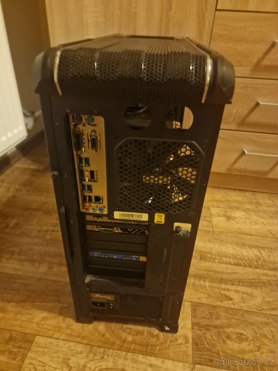 PC z monitorem a příslušenství - 4