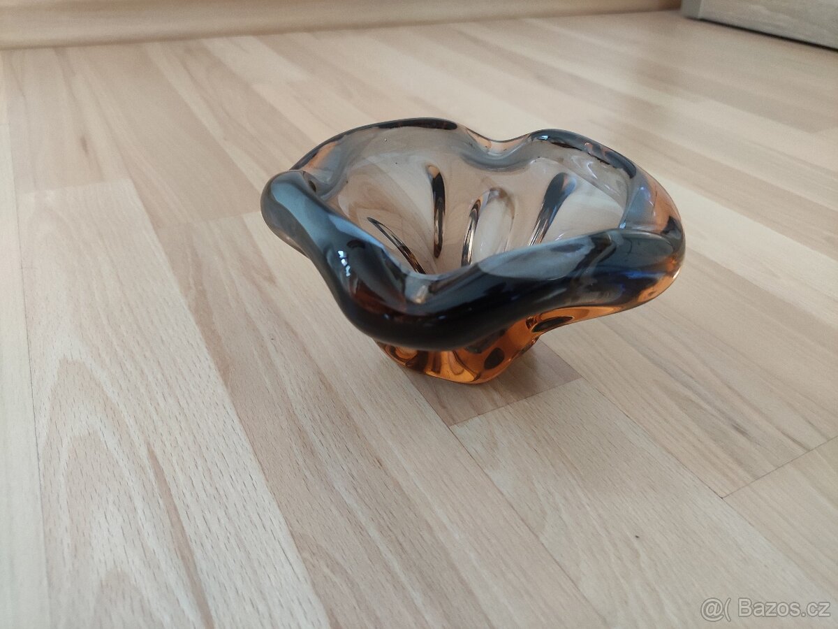 Popelník z litého skla. - 4