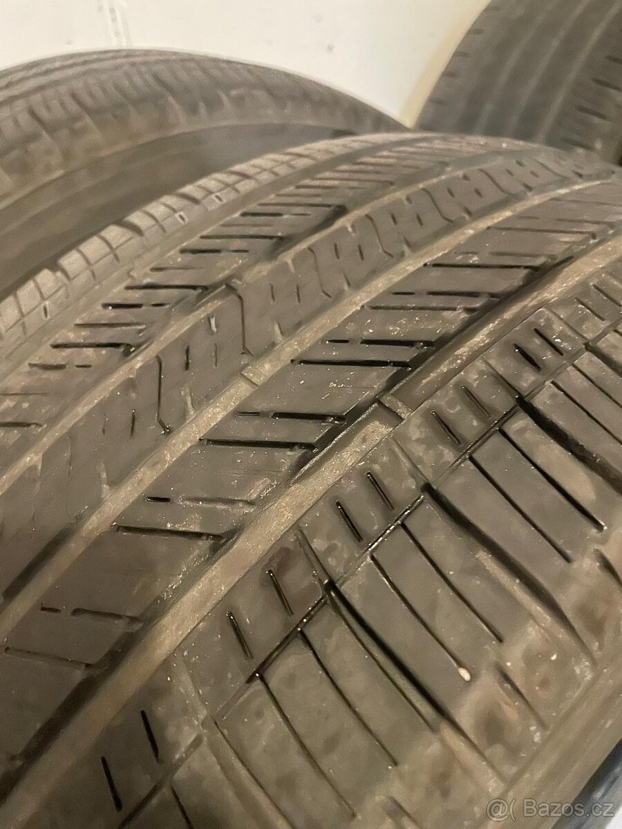 Celoroční 285/45 r22