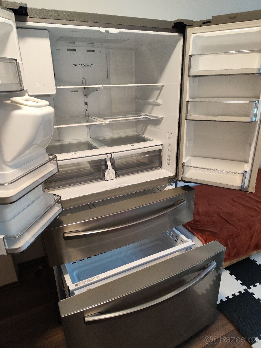 Americká lednice, dětské kolo, myčka nádobí a jídelní stůl. - 4